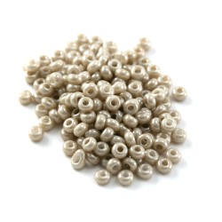 Perles rocaille. Beige...