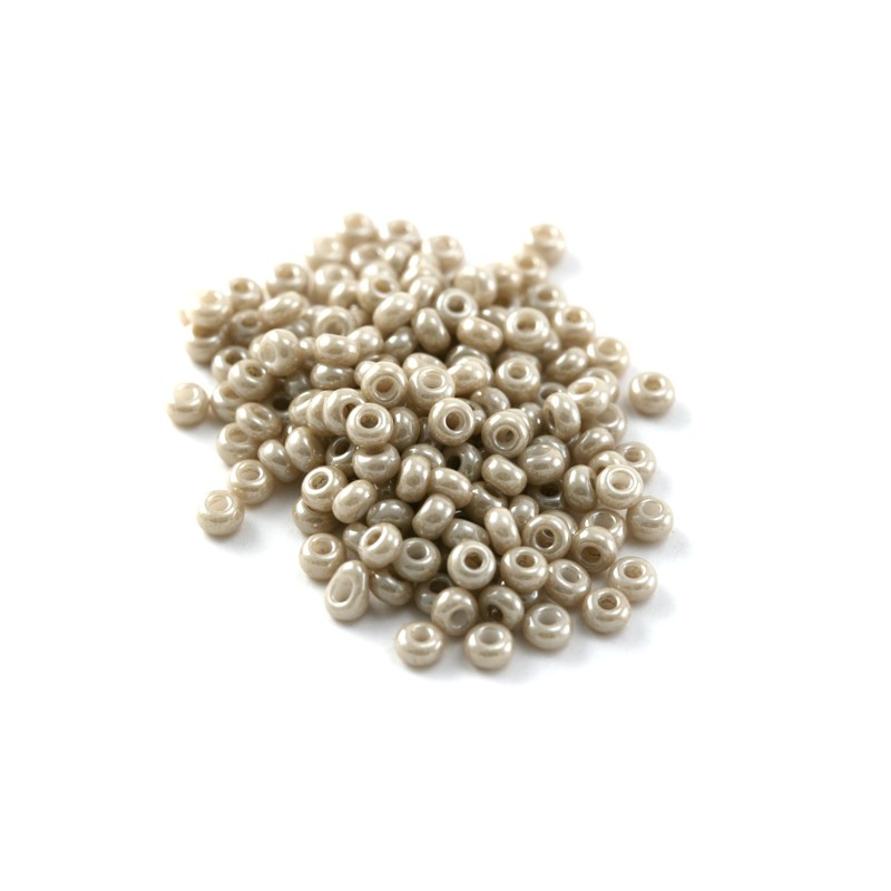 Perles rocaille. Beige opaque lustré